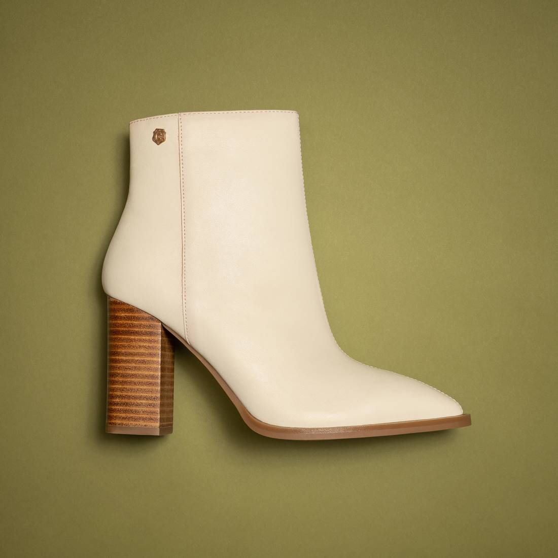 Botín de mujer, de la marca Carmela. Fabricado en piel de alta calidad. Cierre mediante cremallera lateral. Elegante punta afilada y tacón ancho de 8 cm. Suela antideslizante. Un modelo sencillo y elegante ideal como fondo de armario.