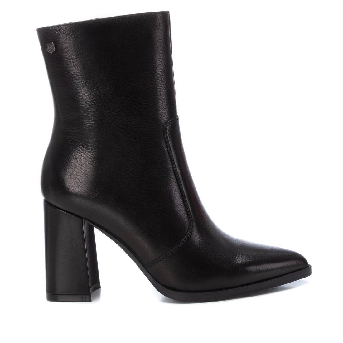 Botines de mujer de piel con cremallera y tacón ancho con suela antideslizante.