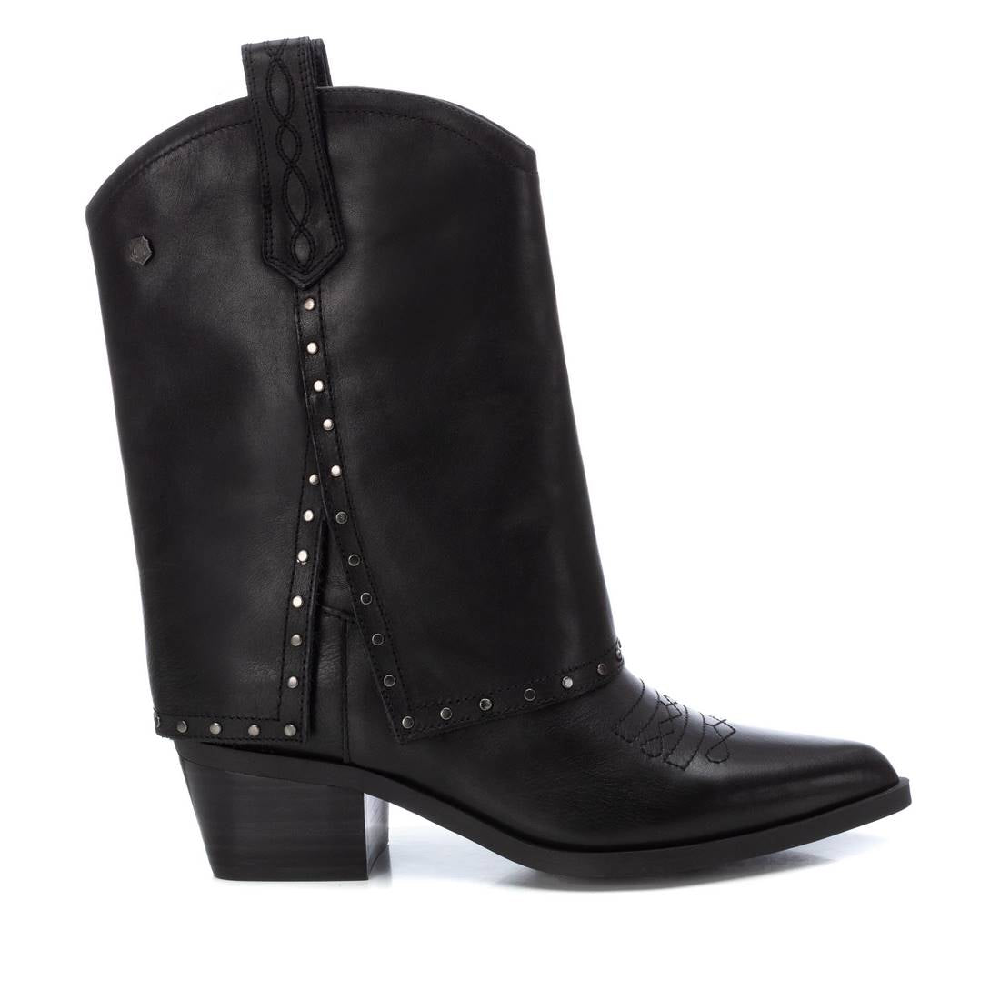 Botines con tacones fabricajo en serraje.