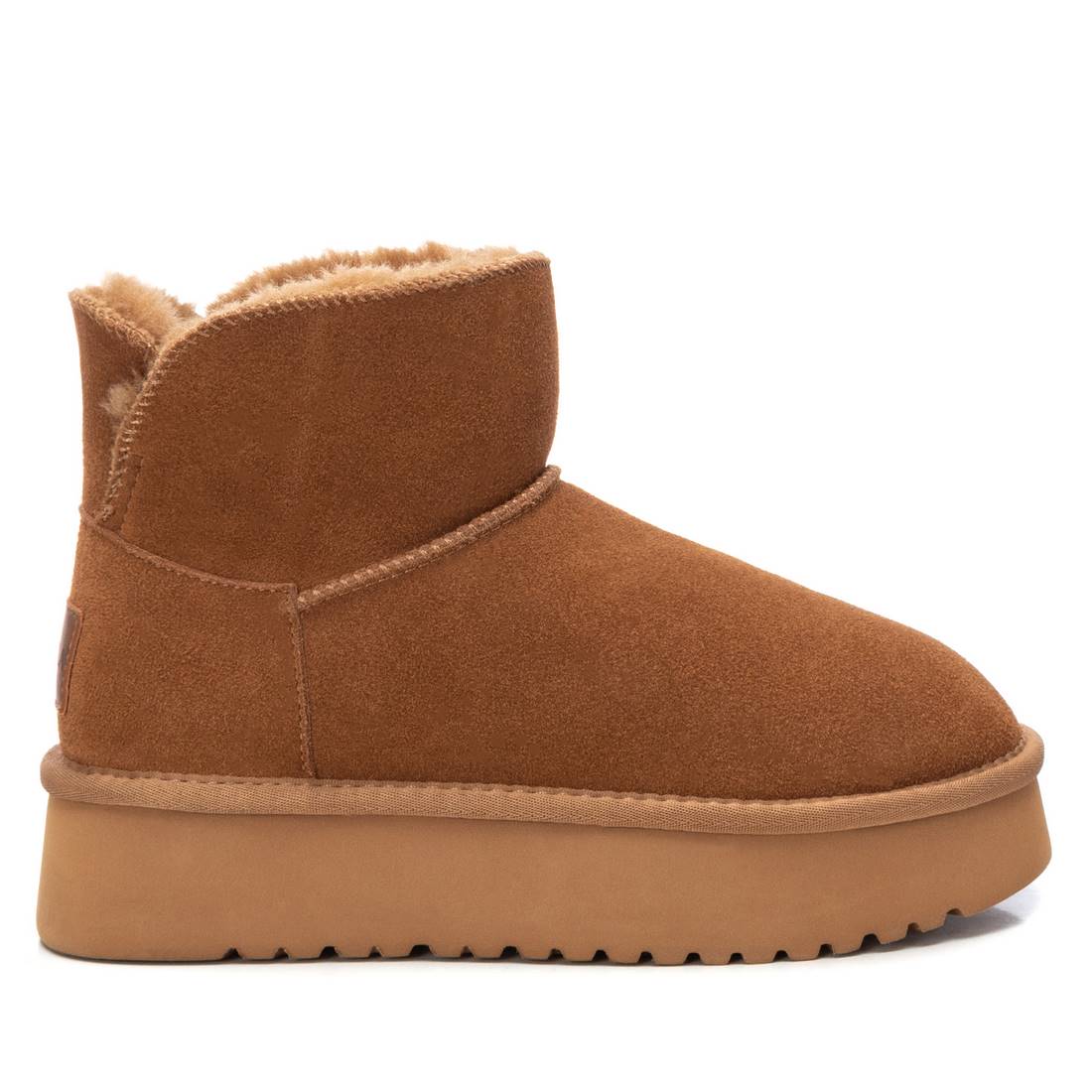 Botín de mujer, de la marca Carmela. Fabricado en un suave serraje. Supercalentito con pelo en el interior. Estilo bota australiana, un básico de cada invierno. No querrás quitártela. Suela gruesa de goma antideslizante.