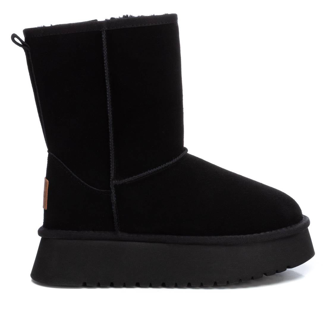Bota de mujer, de la marca Carmela. Fabricado en un suave serraje. Supercalentito con pelo en el interior. Estilo bota australiana, un básico de cada invierno. No querrás quitártela. Suela gruesa de goma antideslizante.