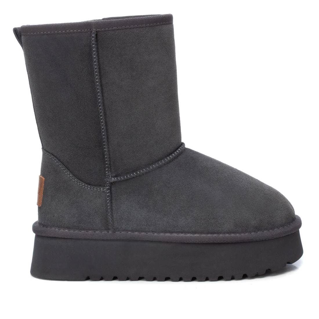Bota de mujer, de la marca Carmela. Fabricado en un suave serraje. Supercalentito con pelo en el interior. Estilo bota australiana, un básico de cada invierno. No querrás quitártela. Suela gruesa de goma antideslizante.