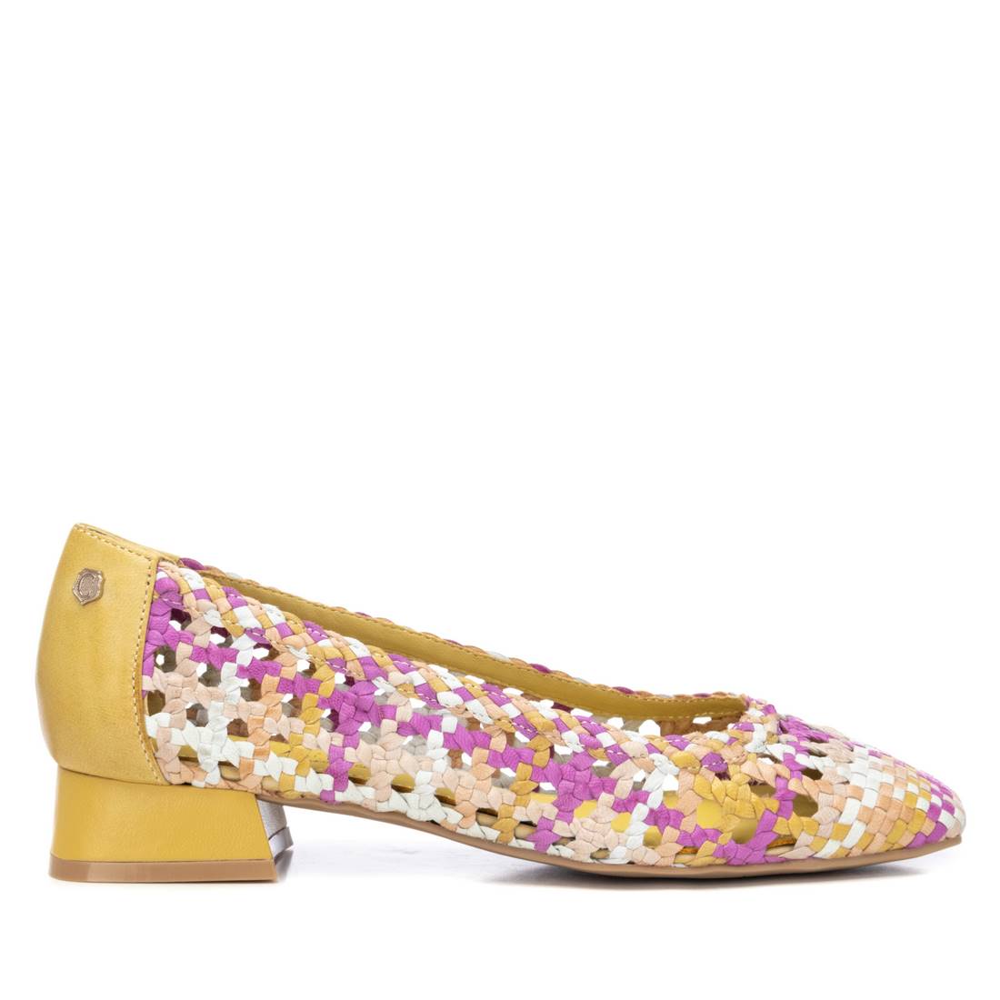 Bailarinas planas amarillas planas, con acabados cuidados y estilo único.