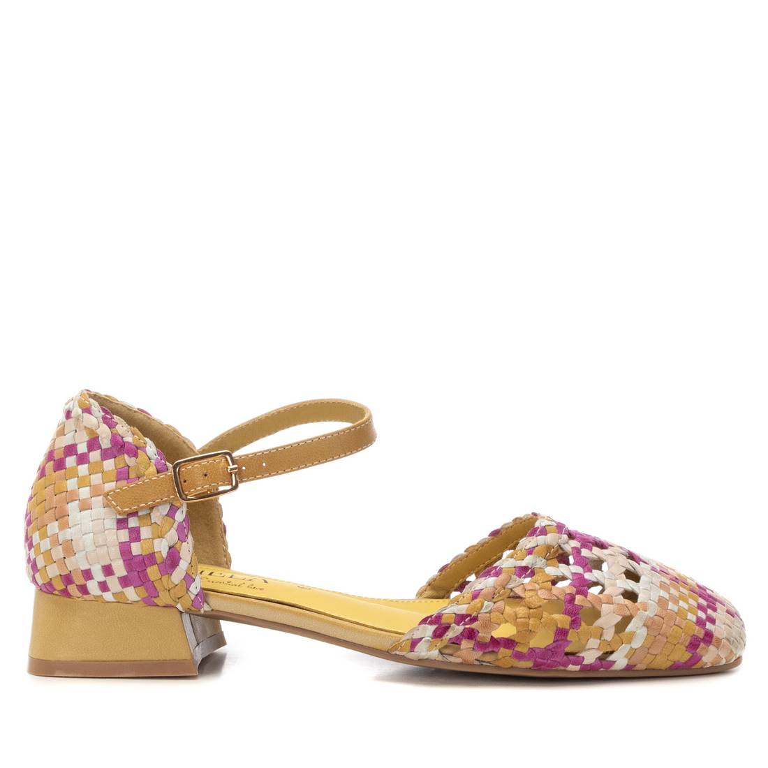 Bailarinas en punta con detalle texturizado, diseñadas para destacar esta temporada.