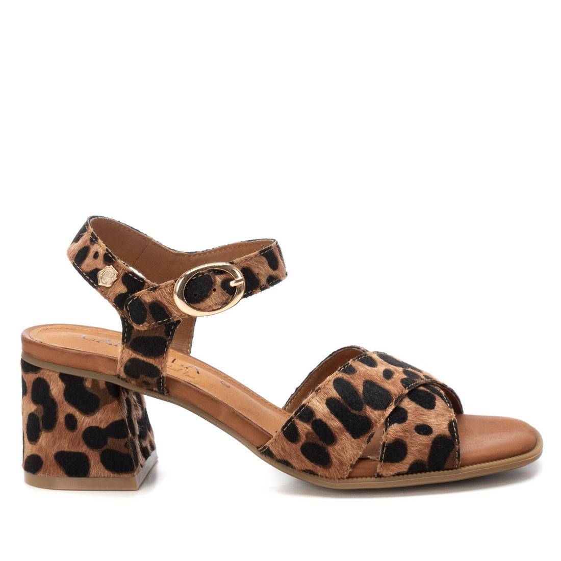 Sandalia de mujer con hebilla y tacón