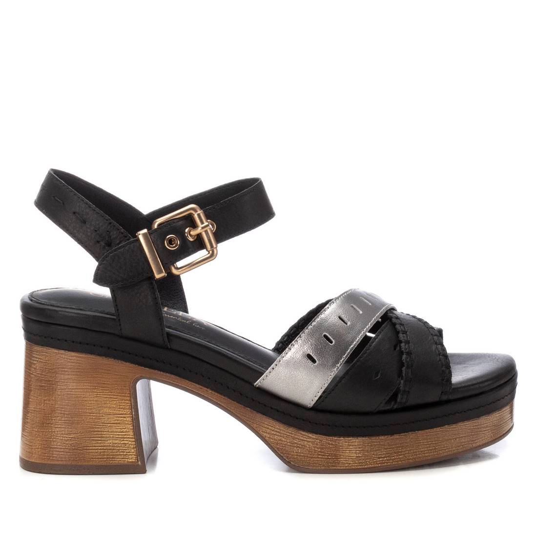 Sandalias para boda cómodas marca Carmela. Fabricada en piel de alta calidad. Modelo con tiras cruzadas. Cierre mediante correa con hebilla al tobillo. Tacón ancho de 7 cm con plataforma delantera para mayor comodidad.