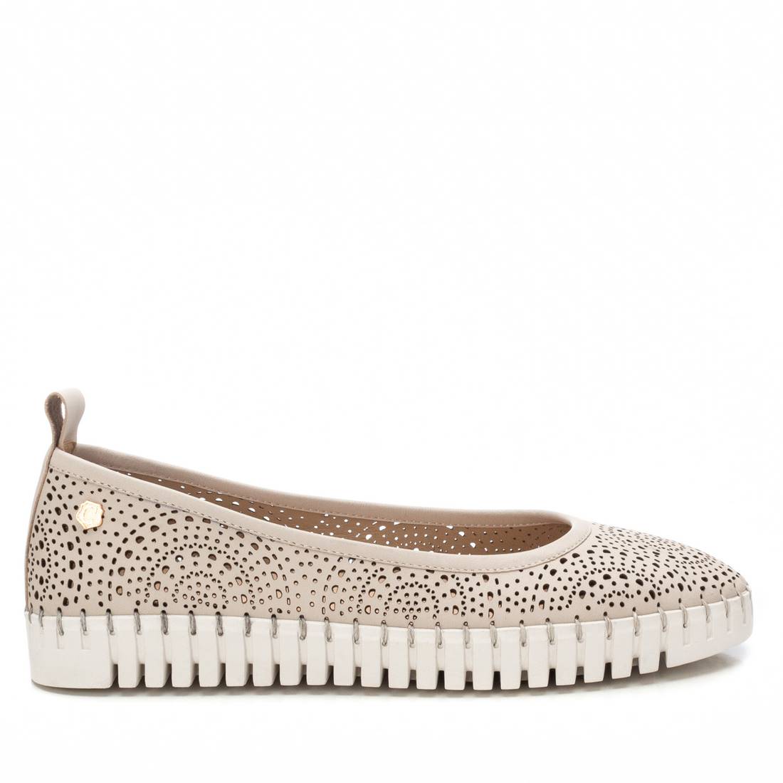 Bailarinas doradas en piel de alta calidad con diseño moderno y cómodo.