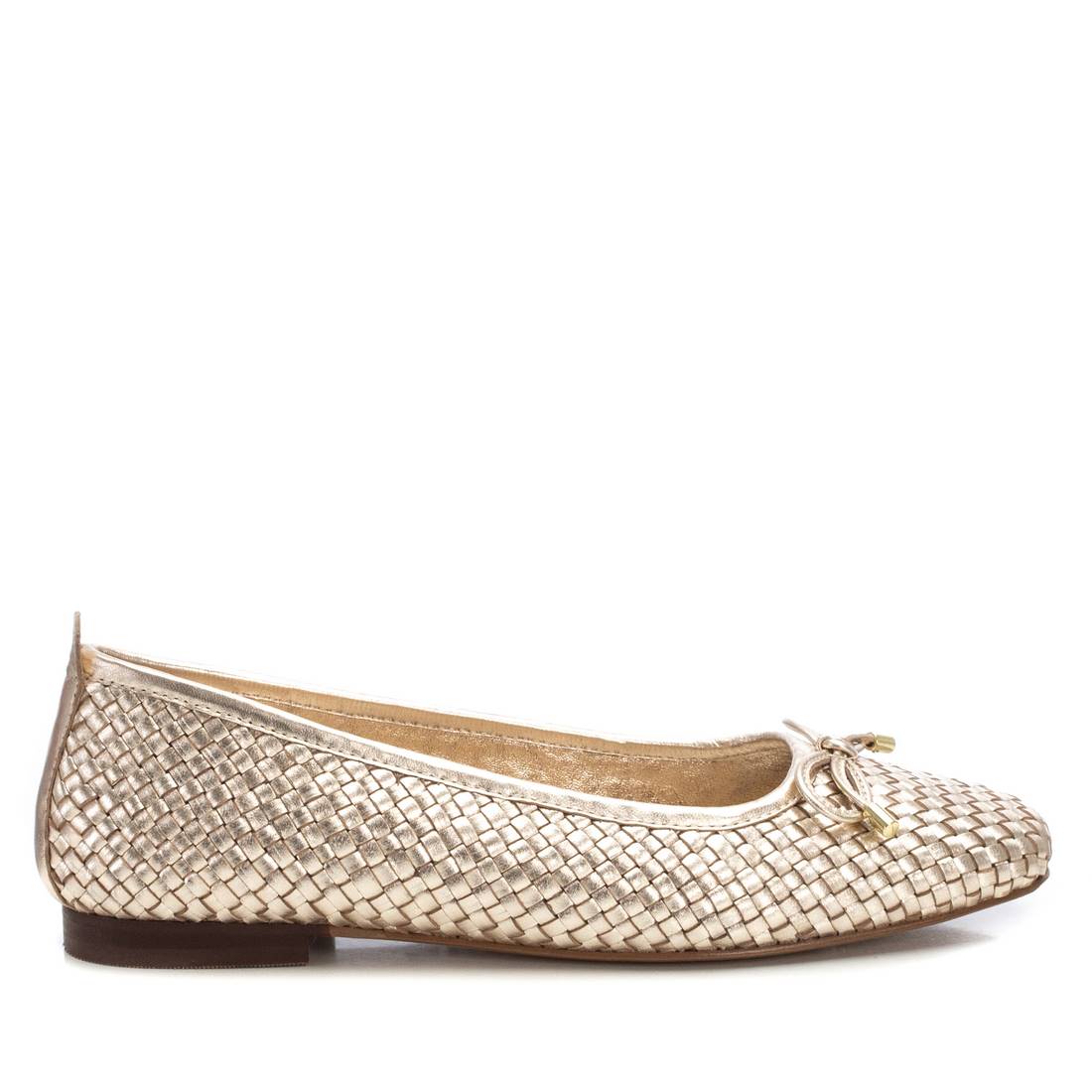 Bailarinas de punta doradas con malla, con acabados cuidados y estilo único.