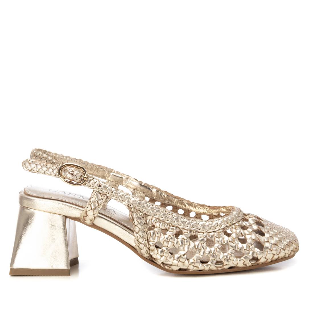 Bailarina doradas atadas al talón, ideal para combinar con cualquier outfit.