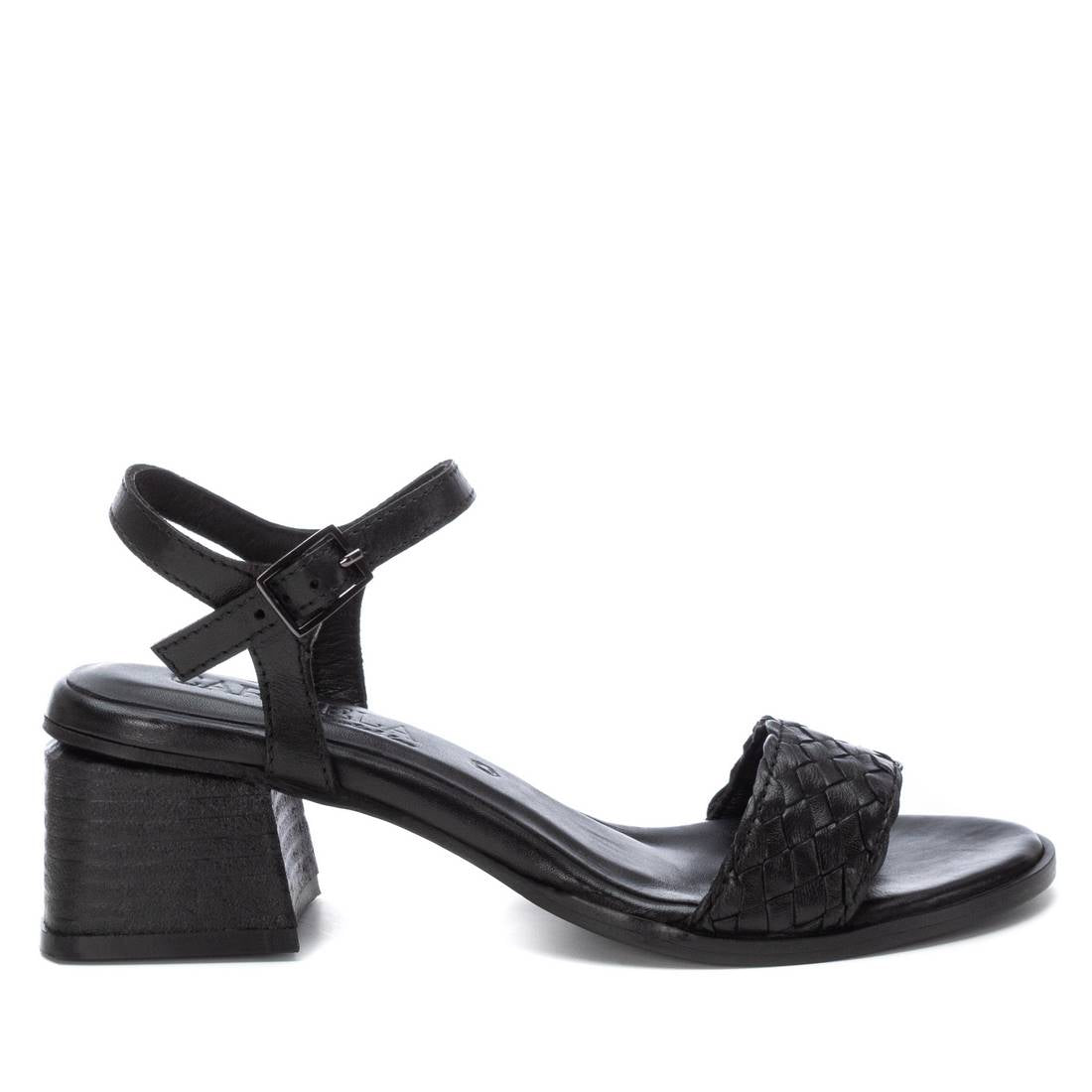 sandalias de fiesta cómodas de mujer marca Carmela negras con tiras