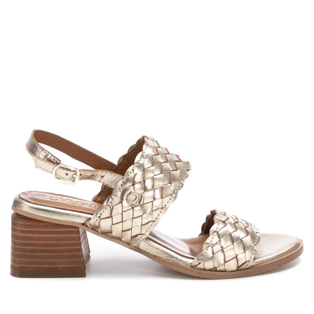 Sandalia doradas de piel de mujer con tacón alto, perfectas para verano
