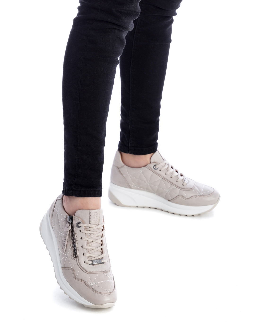 Zapatilla de mujer con cuña interior