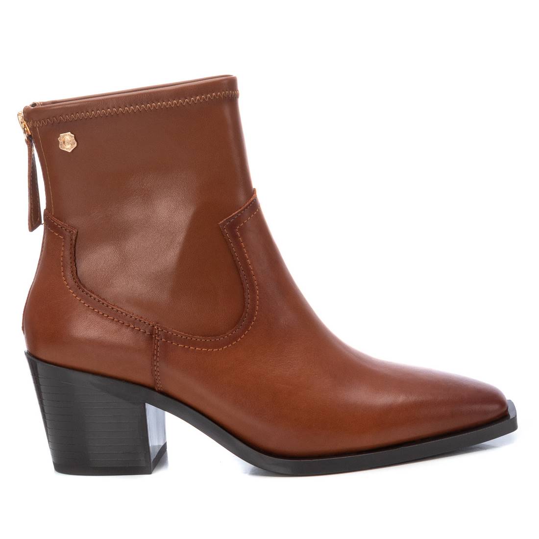 Botín de mujer, de la marca Carmela. Fabricado en piel de alta calidad. Cierre mediante cremallera trasera. Modelo estilo cowboy con punta afilada y caña elástica. Tacón de 6 cm y suela antideslizante.