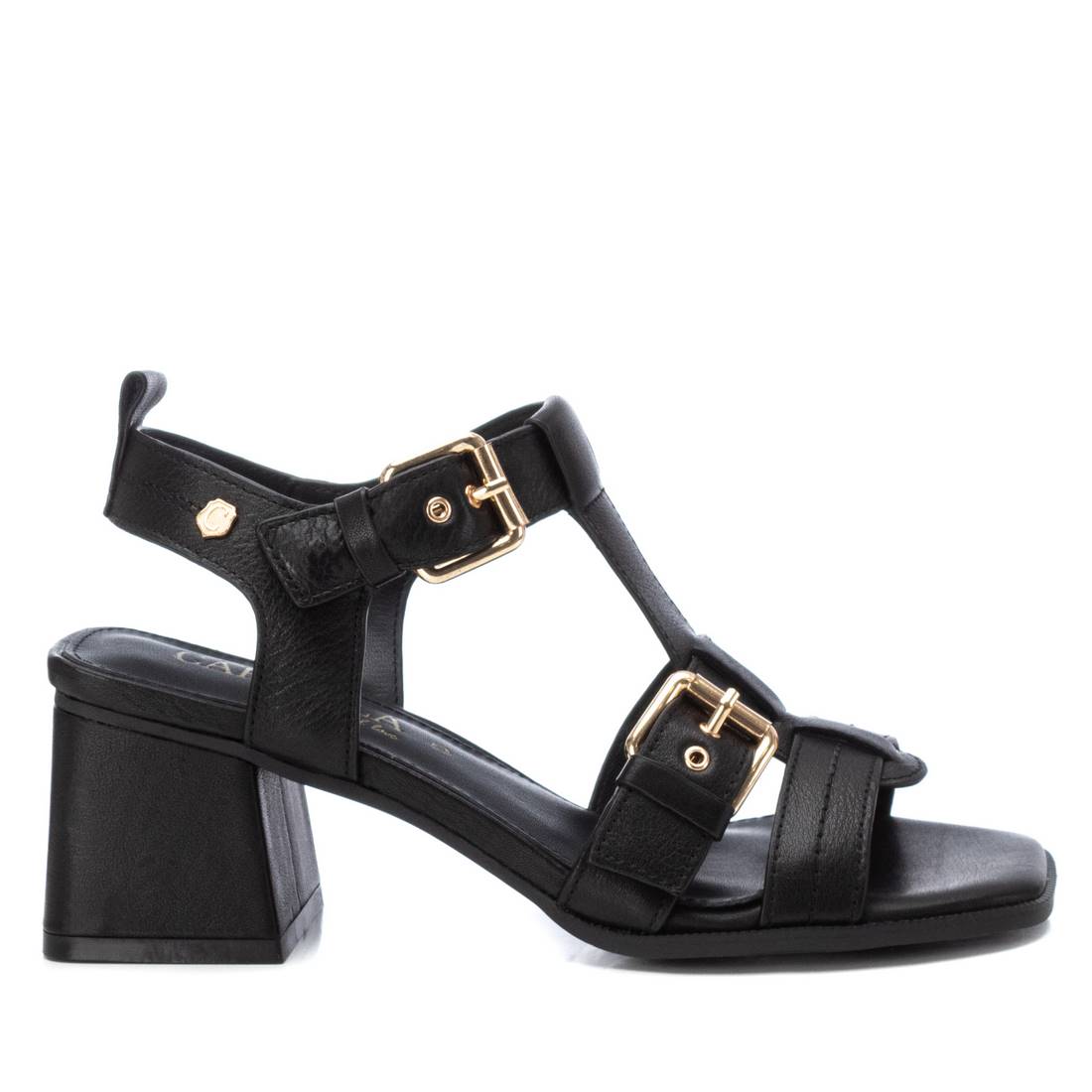 Sandalias con tacón alto de piel de mujer.