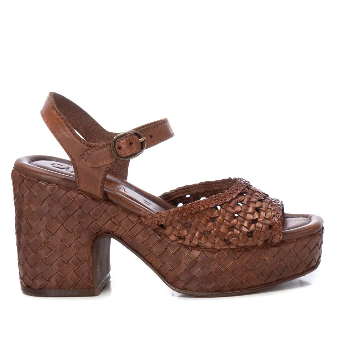 sandalia con tacon medio de mujer. Fabricada en piel y corra al tobillo