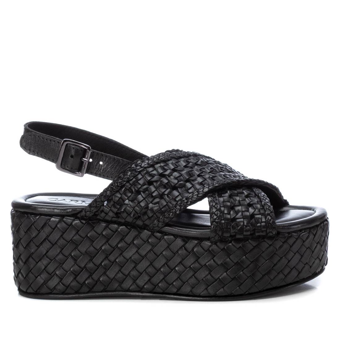 Sandalias negras de mujer con plataforma marca Carmela