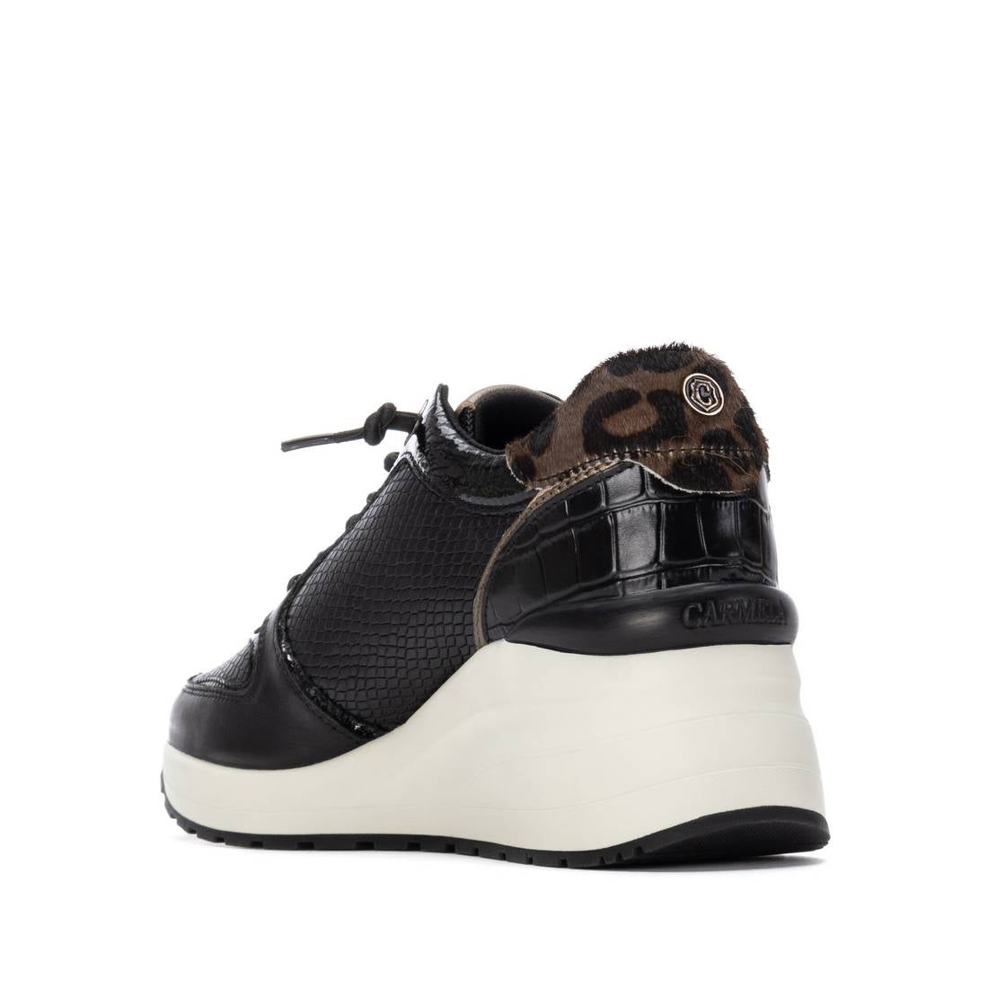 Zapatilla de mujer con cuña Carmela 16244401