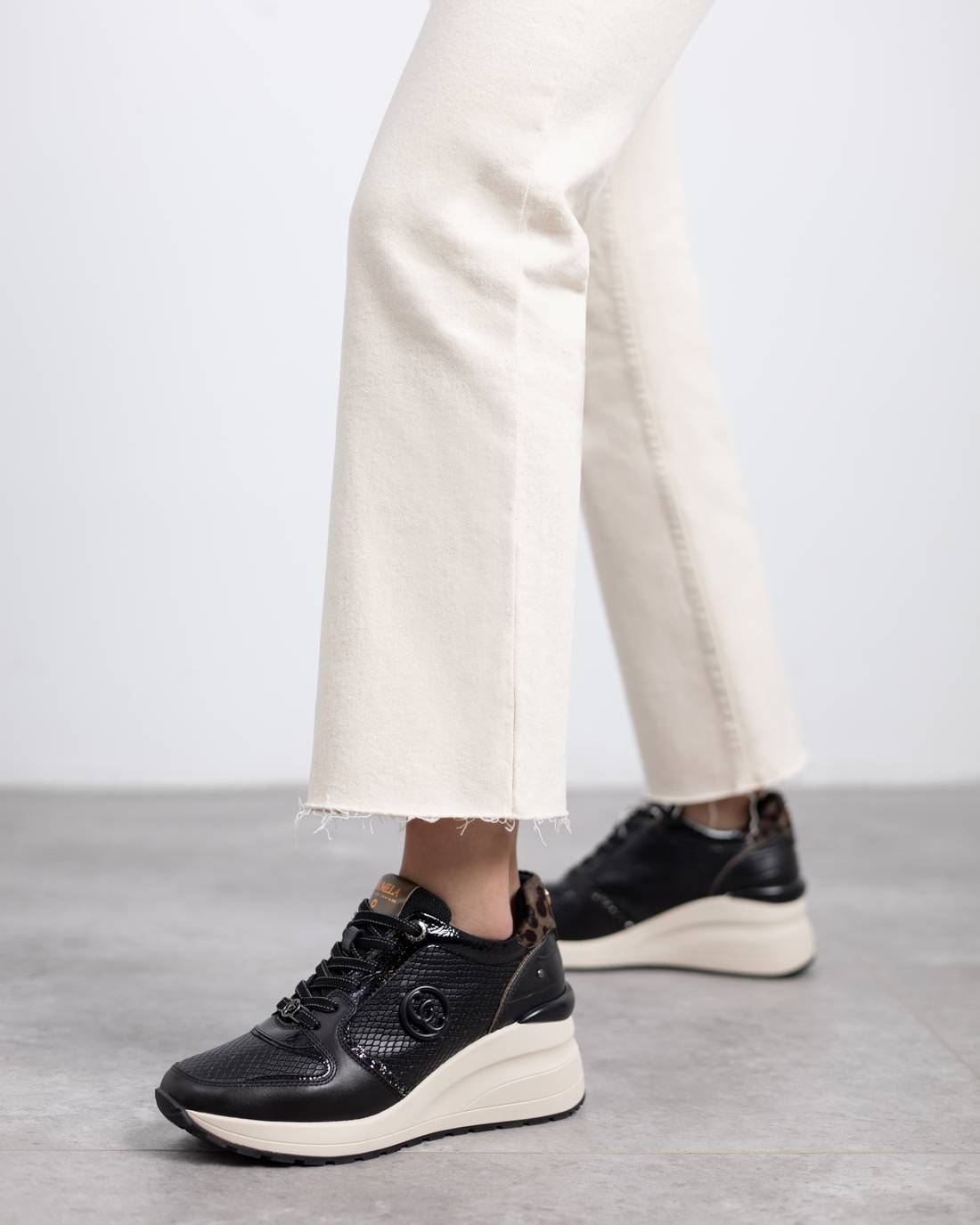Zapatilla de mujer con cuña Carmela 16244401