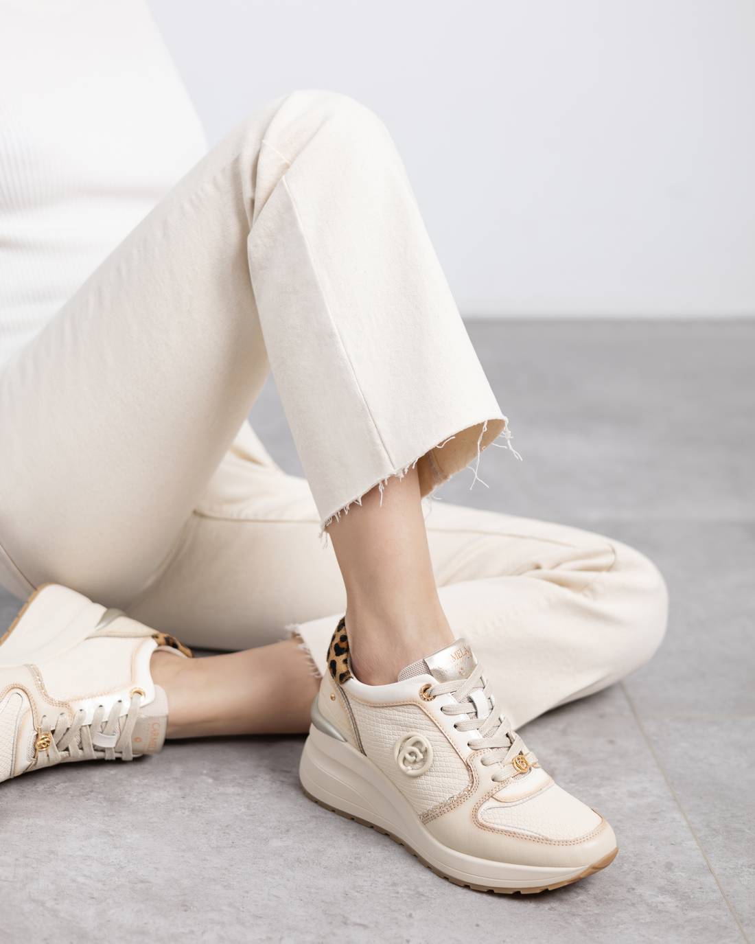 Zapatilla de mujer con cuña Carmela 16244402
