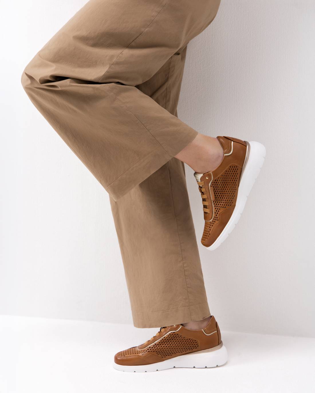 Zapatilla de mujer plano Carmela 16321101