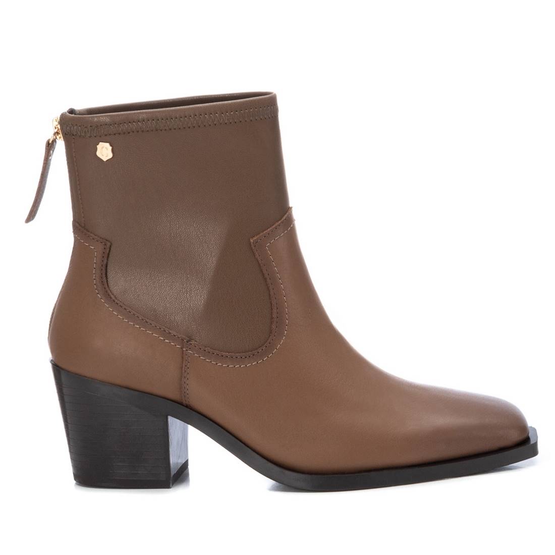 Botín de mujer, de la marca Carmela. Fabricado en piel de alta calidad. Cierre mediante cremallera trasera. Modelo estilo cowboy con punta afilada y caña elástica. Tacón de 6 cm y suela antideslizante. 